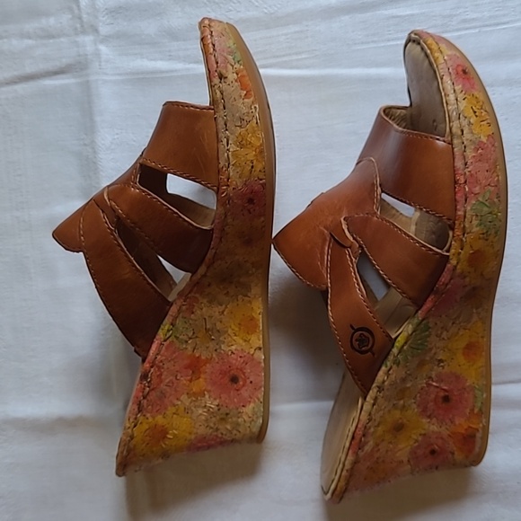 "Born" wedge sandals. Size 7. Dark tan with flowered cork sole - Picture 3 of 4